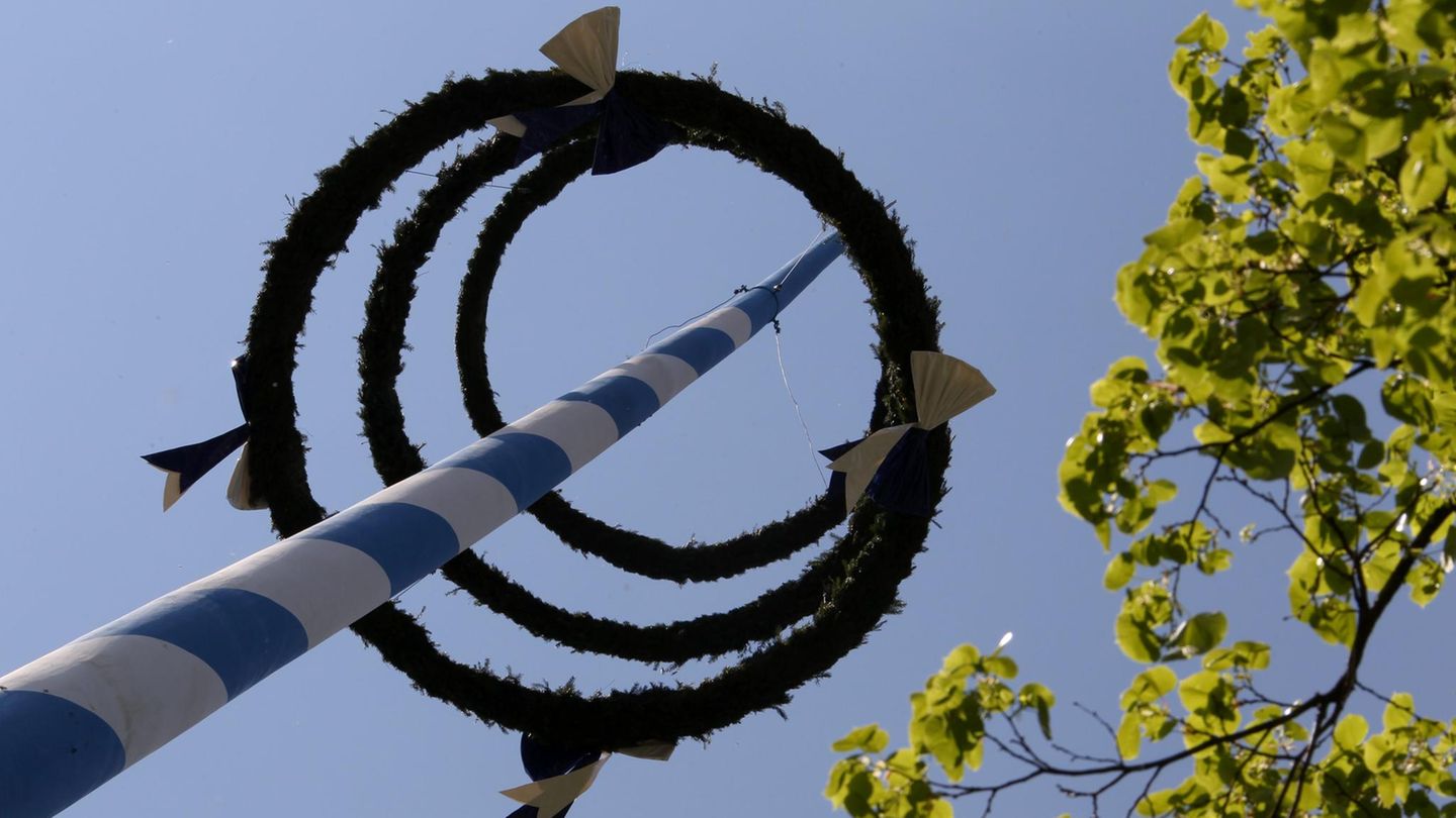 Zum Mai gehört in vielen Gemeinden der Maibaum (Symbolbild)