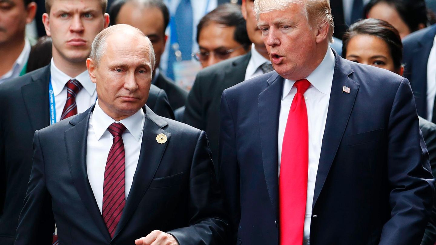 Donald Trump im Gespräch mit Wladimir Putin.