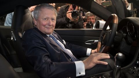 Porsche-Aufsichtsratsvorsitzender Wolfgang Porsche in einem Porsche 911