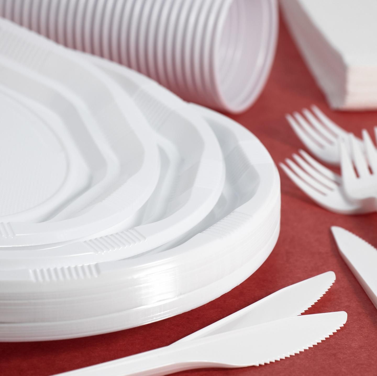 Купить одноразовую посуду пластиковую. Одноразовая посуда. Посуда одноразовая пластиковая. Одноразовые тарелки. Белая пластиковая посуда.