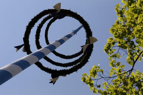 Maibaum-Unglück in Bayern: Die Spitze des Baumes krachte herunter - eine Frau starb