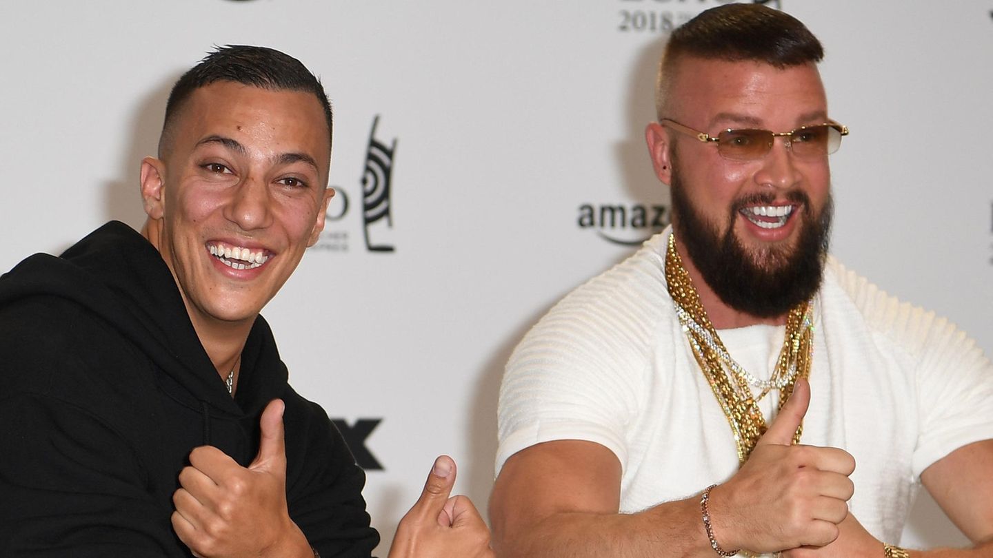 Das Rapper-Duo Kollegah (r.) und Farid Bang kommt zur 27. Verleihung des Deutschen Musikpreises Echo