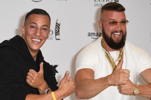 Das Rapper-Duo Kollegah (r.) und Farid Bang kommt zur 27. Verleihung des Deutschen Musikpreises Echo