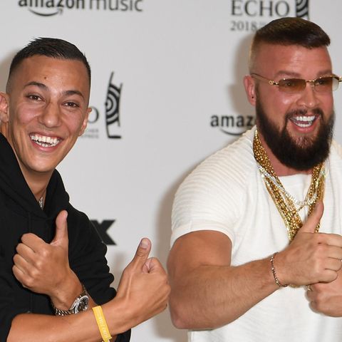 Das Rapper-Duo Kollegah (r.) und Farid Bang kommt zur 27. Verleihung des Deutschen Musikpreises Echo