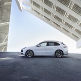 Bereits nach fünf Sekunden erreicht der 2.295 Kilogramm schwere Cayenne PHEV Landstraßentempo