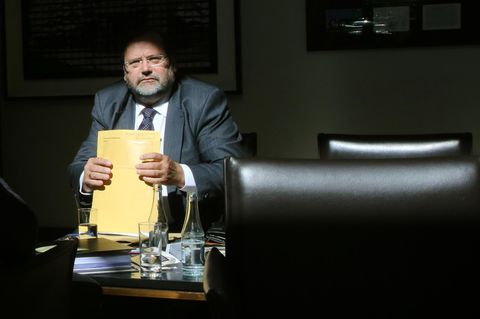 Der ehemalige Duisburger Oberbürgermeister Adolf Sauerland wartet als Zeuge auf den Beginn des Loveparade-Prozesses