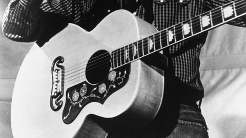 Gitarrenbauer Gibson Guitar Corporation meldet Insolvenz an: Elvis im Jahr 1957 mit einer Gibson J-200