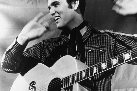 Gitarrenbauer Gibson Guitar Corporation meldet Insolvenz an: Elvis im Jahr 1957 mit einer Gibson J-200