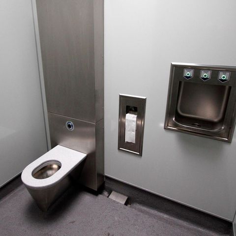 Eine Toilettenkabine in einem Einkaufszentrum