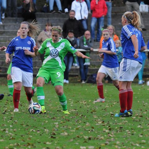 Frauenfußball im Trikot von Holstein Kiel - Pokalspiel gegen Wolfsburg von 2014