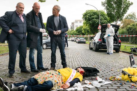 Ein Toter und eine Tasche voller Geld: Die Kommissare Freddy Schenk (Dietmar Bär, l.) und Max Ballauf (Klaus J. Behrendt, 3.v.l) mit Rechtsmediziner Dr. Joseph Roth (Joe Bausch, M.) am Tatort.