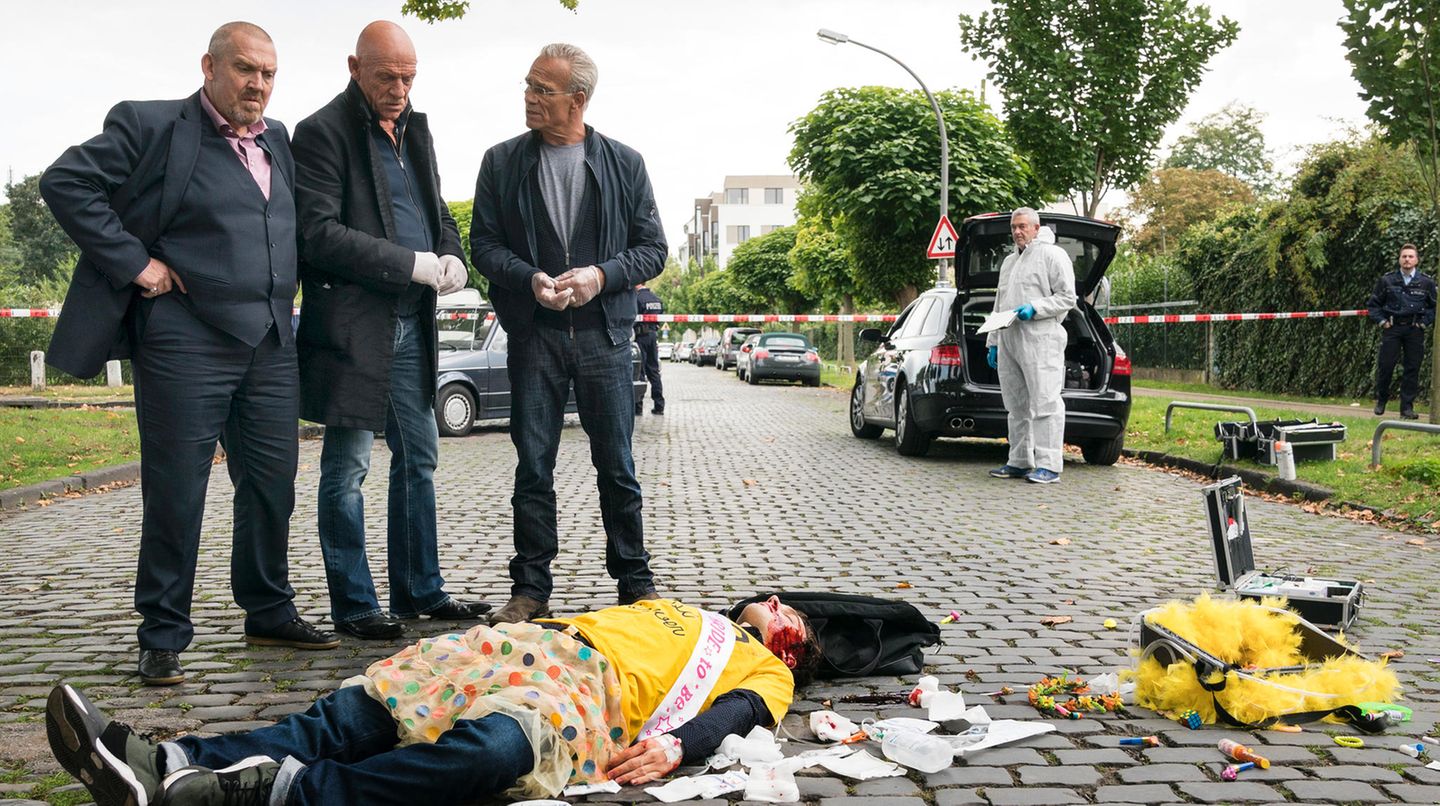 Ein Toter und eine Tasche voller Geld: Die Kommissare Freddy Schenk (Dietmar Bär, l.) und Max Ballauf (Klaus J. Behrendt, 3.v.l) mit Rechtsmediziner Dr. Joseph Roth (Joe Bausch, M.) am Tatort.