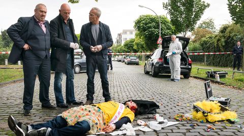 Ein Toter und eine Tasche voller Geld: Die Kommissare Freddy Schenk (Dietmar Bär, l.) und Max Ballauf (Klaus J. Behrendt, 3.v.l) mit Rechtsmediziner Dr. Joseph Roth (Joe Bausch, M.) am Tatort.