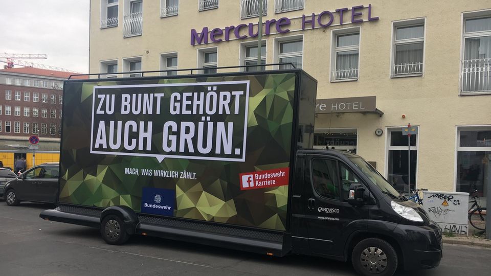 Bundeswehr-Truck vor der Re:publica