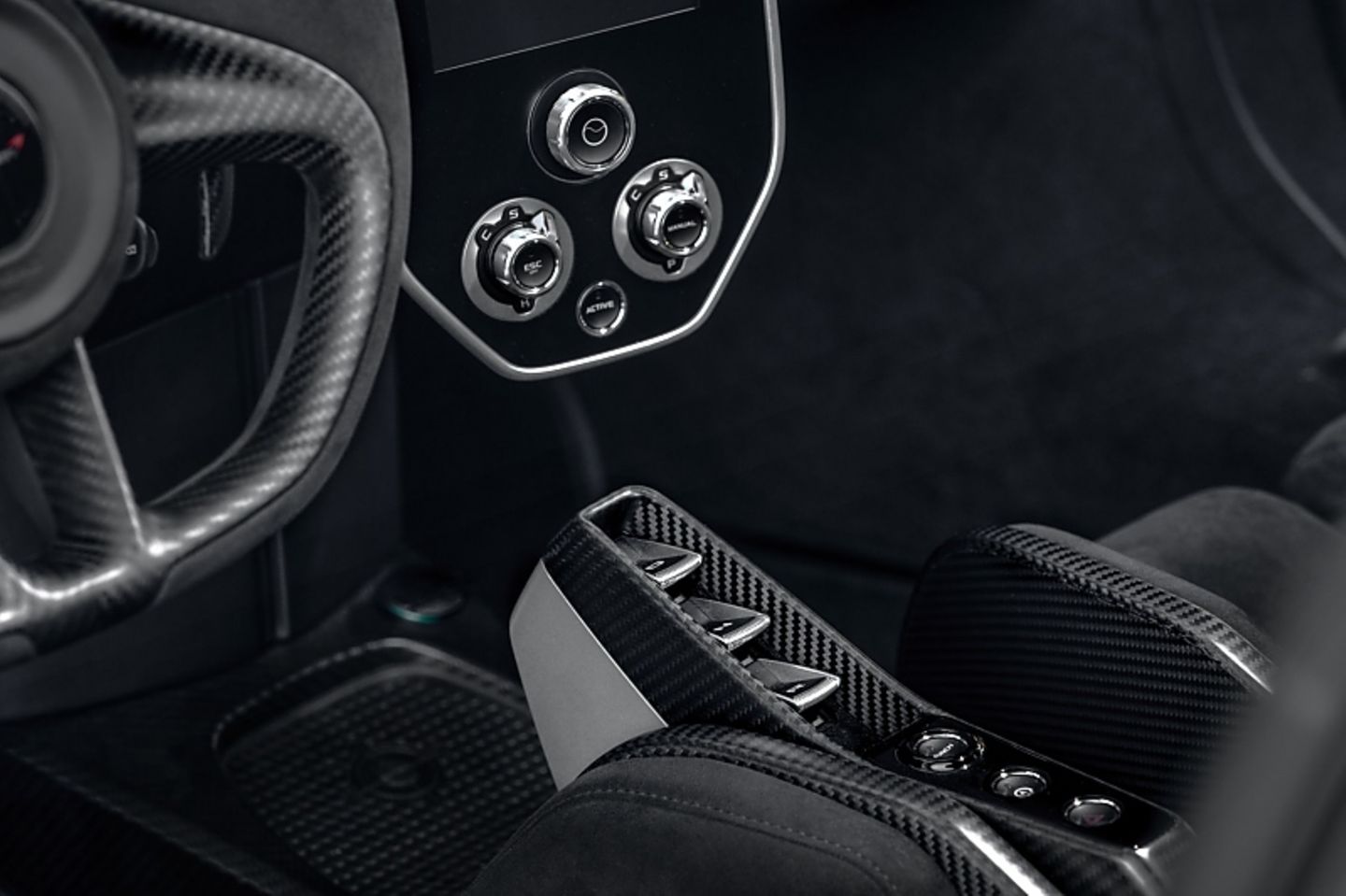 McLaren Senna - das Cockpit mit Licht und Schatten