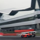 McLaren Senna unterwegs auf dem Grand-Prix-Kurs von Silverstone