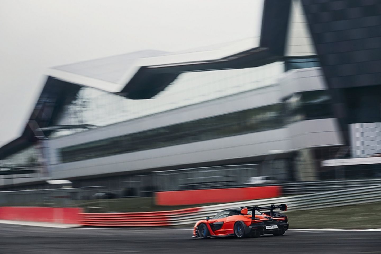 McLaren Senna unterwegs auf dem Grand-Prix-Kurs von Silverstone