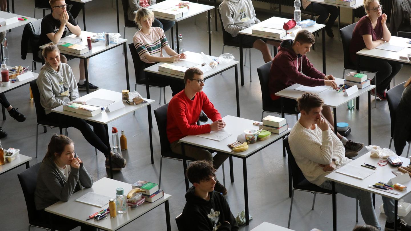 Schüler eines Rostocker Gymnasiums warten auf den Beginn der Mathematik-Abiturprüfung