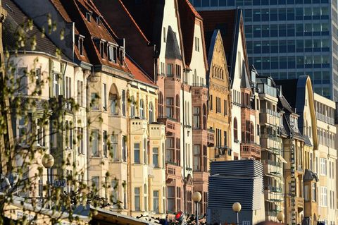 Prachtvolle Hausfassaden an der Rheinuferpromenade in Düsseldorf