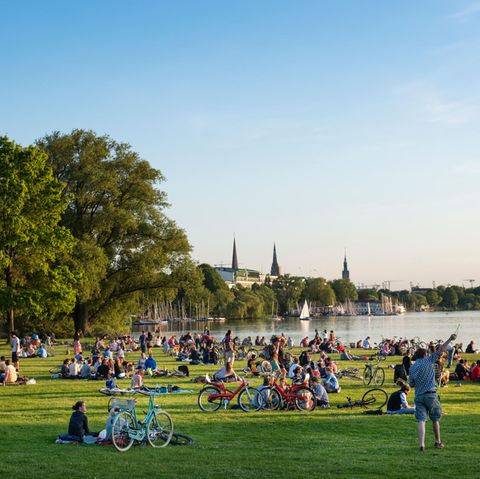 Platz 9. Hamburg  Als einzige Stadt Deutschland schafft es Hamburg mit 114 Quadratmetern pro Einwohner unter die Top Ten der grünen Städte. Kein Wunder bei den zentral um die Außenalster gelegenen Parkanlagen, dem riesigen Stadtpark und dem Ohlsdorfer Friedhof.