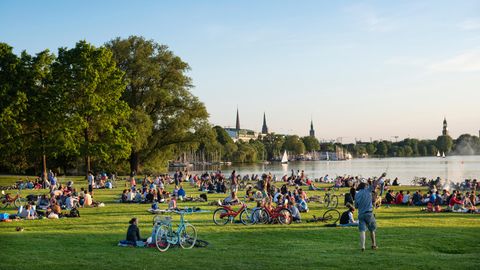 Platz 9. Hamburg  Als einzige Stadt Deutschland schafft es Hamburg mit 114 Quadratmetern pro Einwohner unter die Top Ten der grünen Städte. Kein Wunder bei den zentral um die Außenalster gelegenen Parkanlagen, dem riesigen Stadtpark und dem Ohlsdorfer Friedhof.
