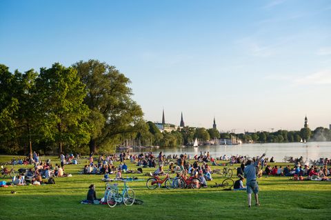 Platz 9. Hamburg  Als einzige Stadt Deutschland schafft es Hamburg mit 114 Quadratmetern pro Einwohner unter die Top Ten der grünen Städte. Kein Wunder bei den zentral um die Außenalster gelegenen Parkanlagen, dem riesigen Stadtpark und dem Ohlsdorfer Friedhof.