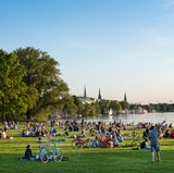 Platz 9. Hamburg  Als einzige Stadt Deutschland schafft es Hamburg mit 114 Quadratmetern pro Einwohner unter die Top Ten der grünen Städte. Kein Wunder bei den zentral um die Außenalster gelegenen Parkanlagen, dem riesigen Stadtpark und dem Ohlsdorfer Friedhof.