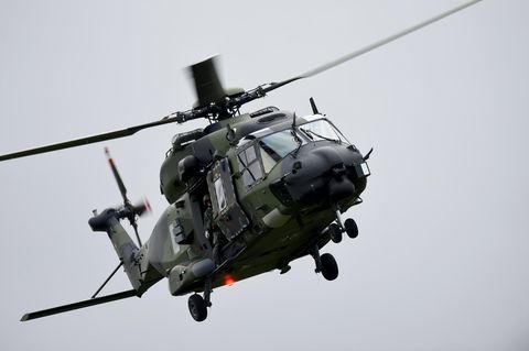 Ein Mehrzweckhubschrauber NH90 der Heeresflieger in der Nähe von Ahrenviölfeld in Schleswig-Holstein