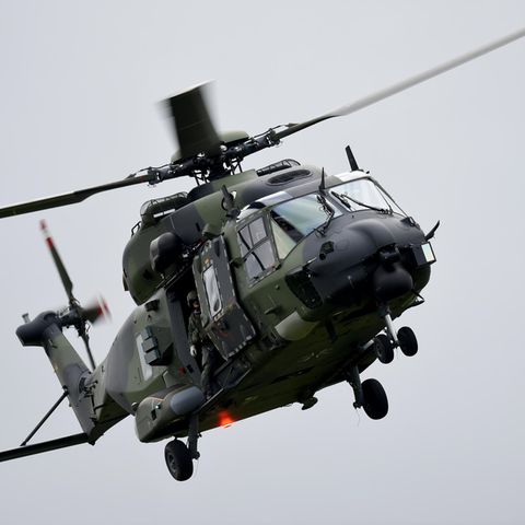 Ein Mehrzweckhubschrauber NH90 der Heeresflieger in der Nähe von Ahrenviölfeld in Schleswig-Holstein