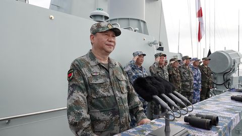 Chinas Staatschef Xi Jinping auf einem Marineschiff im Südchinesischen Meer