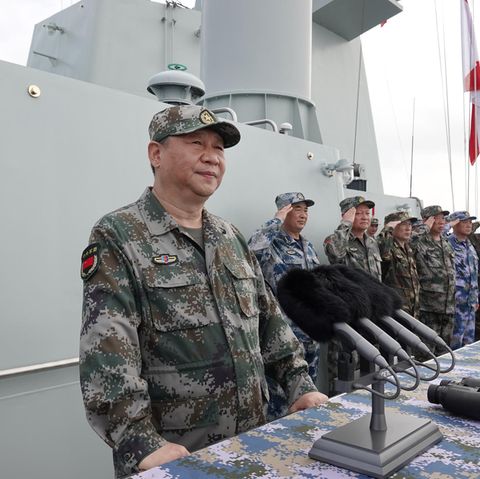 Chinas Staatschef Xi Jinping auf einem Marineschiff im Südchinesischen Meer