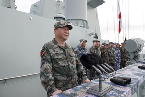 Chinas Staatschef Xi Jinping auf einem Marineschiff im Südchinesischen Meer