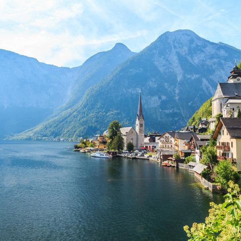 Ort Hallstatt am Hallstätter See vor Bergpanorama
