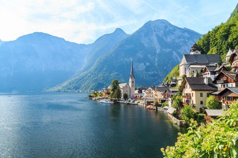 Ort Hallstatt am Hallstätter See vor Bergpanorama