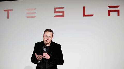 Tesla-Chef Elon Musk spricht im Hauptquartier