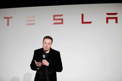 Tesla-Chef Elon Musk spricht im Hauptquartier