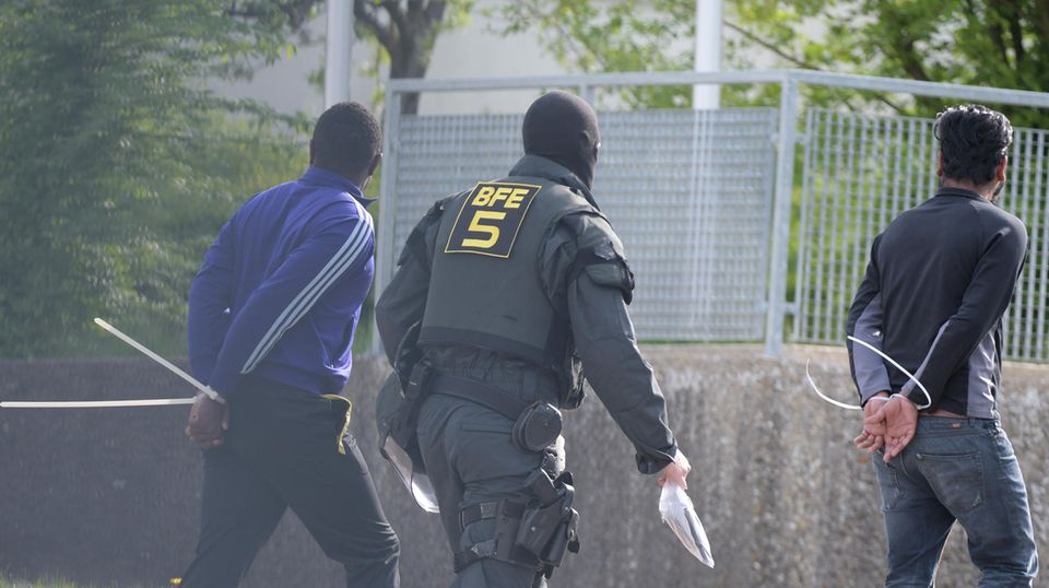 Polizeieinsatz in Flüchtlingsheim: "Situation in dieser Ausprägung noch nie erlebt": Chronologie eines Abschiebe-Krimis