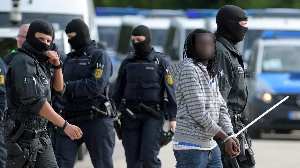 Polizei-Großeinsatz in einem Asylbewerberheim in Ellwangen: Verdächtiger wird abgeführt
