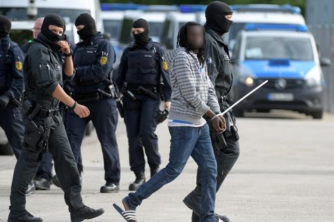 Polizei-Großeinsatz in einem Asylbewerberheim in Ellwangen: Verdächtiger wird abgeführt