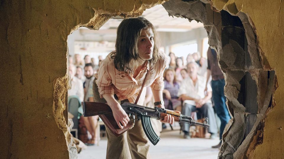 Rosamund Pike Rosamund Pike als deutsche Terroristin Brigitte Kuhlmann in "7 Tage in Entebbe"