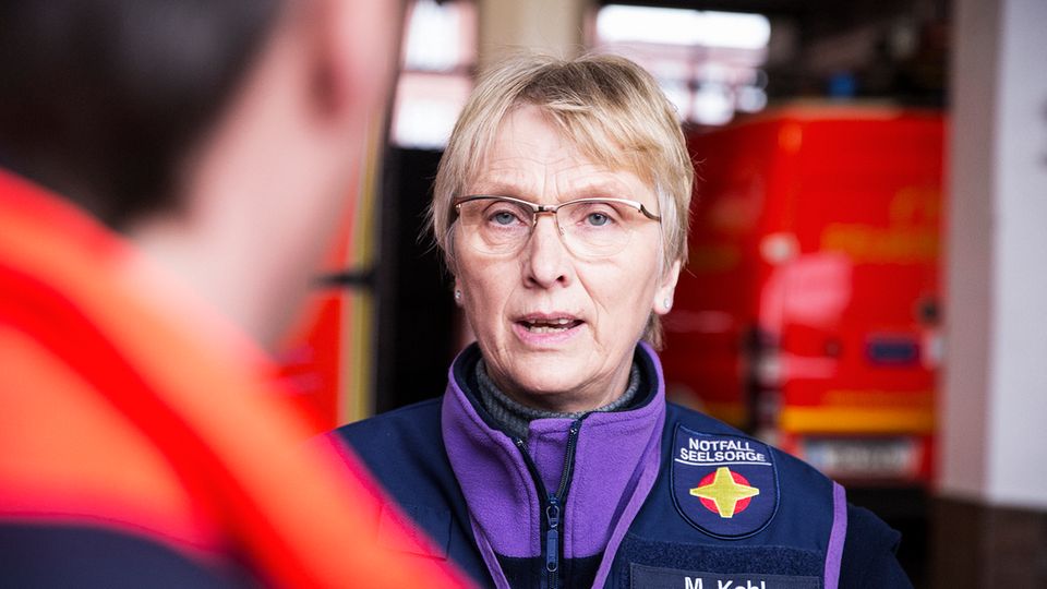 Notfallseelsorgerin Margarethe Kohl berichtet aus ihrem Alltag Margarethe Kohl, 60, ist Theologin und seit 2011 hauptamtliche Notfallseelsorgerin in Hamburg und Umgebung. Nach Unfällen, Katastrophen oder Todesfällen bietet sie Angehörigen Unterstützung und leistet erste Hilfe für die Seele.