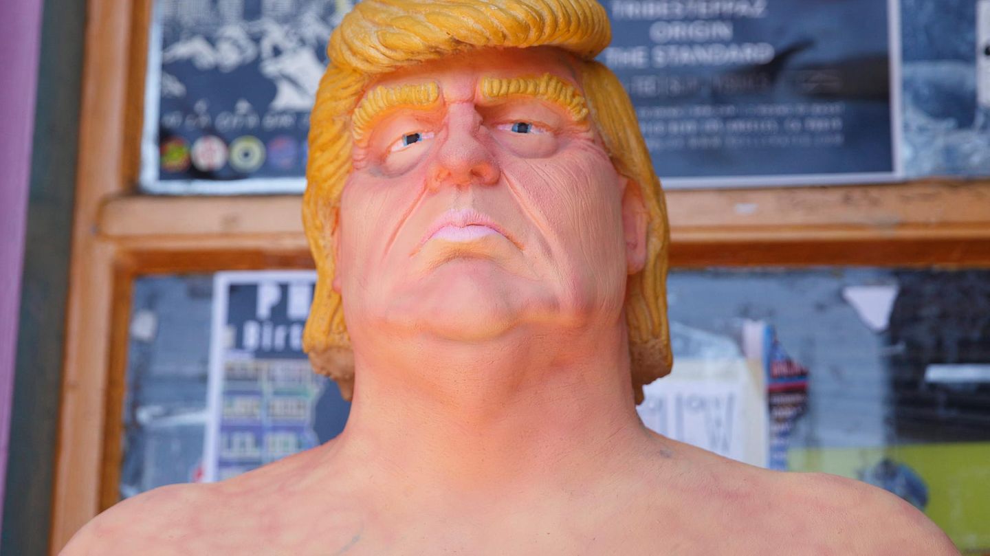 USA: Für 28.000 Dollar darf ein US-Amerikaner einen nackten Donald Trump mit nach Hause nehmen