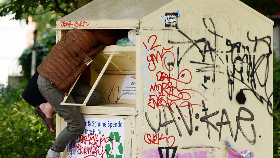 Nachrichten aus Deutschland: Eine Frau klettert in einen Altkleidercontainer