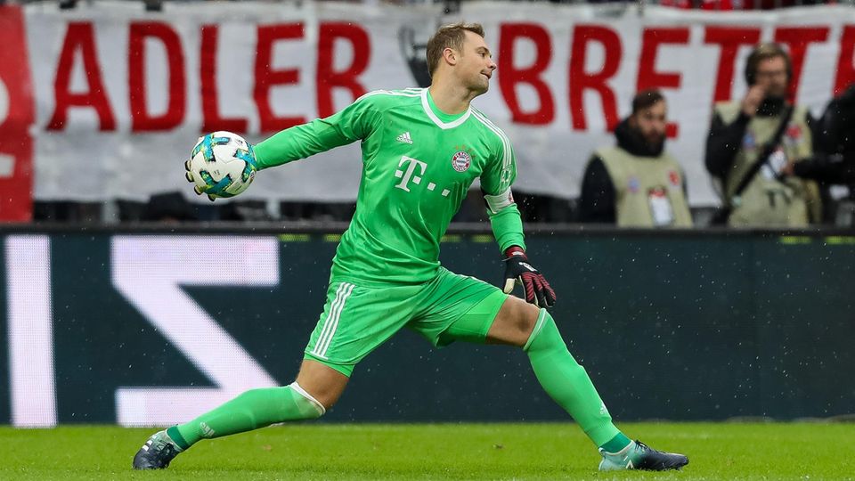 Fußball-Nationaltorhüter: Neuer gilt als Stabilisator jeder Abwehr. Für den FC Bayern will er in dieser Saison noch auflaufen Neuer gilt als Stabilisator jeder Abwehr. Für den FC Bayern will er in dieser Saison noch auflaufen