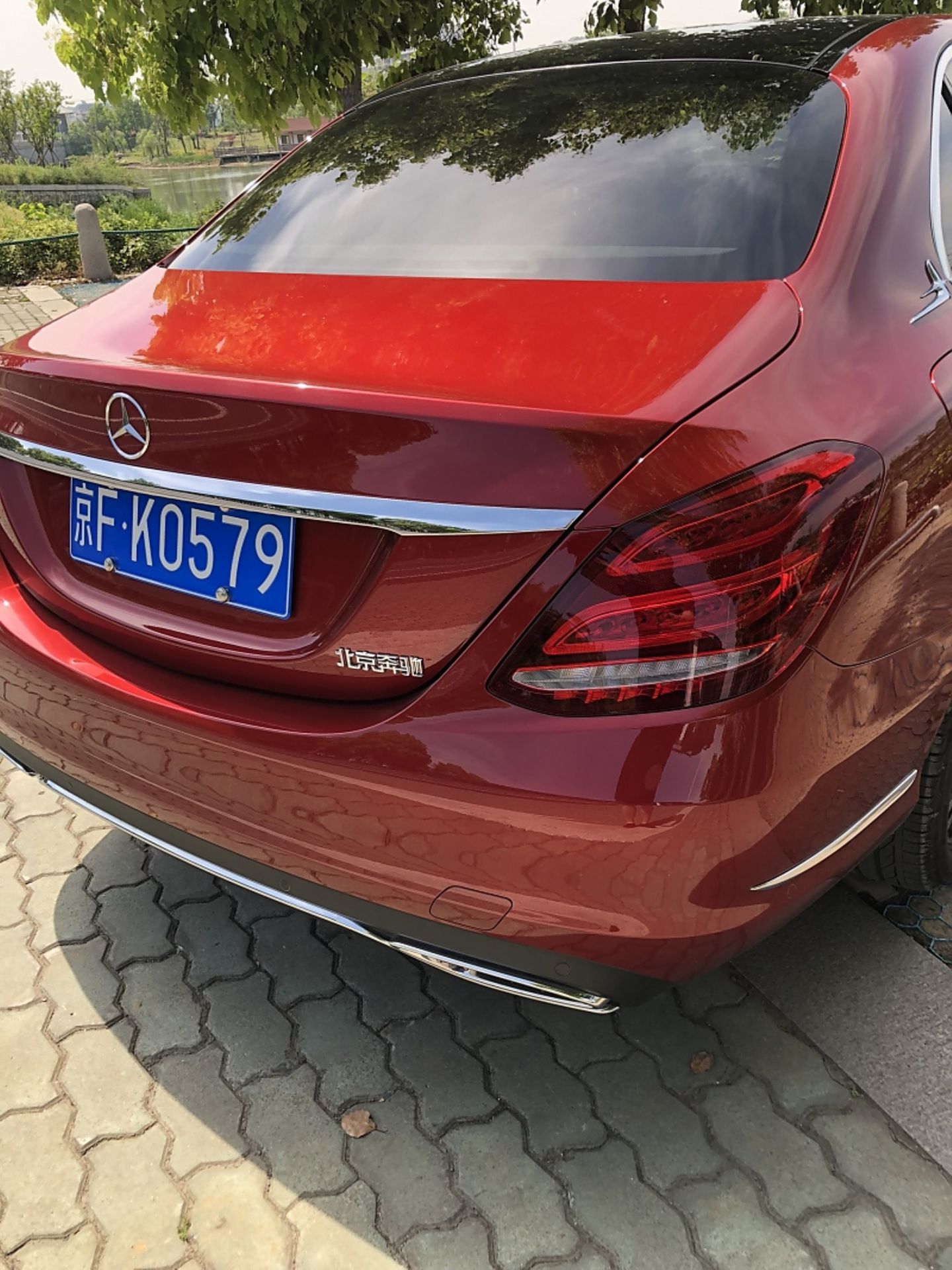 Mercedes C 200 L China - mit dem Schriftzug des Kooperationspartners am Heck