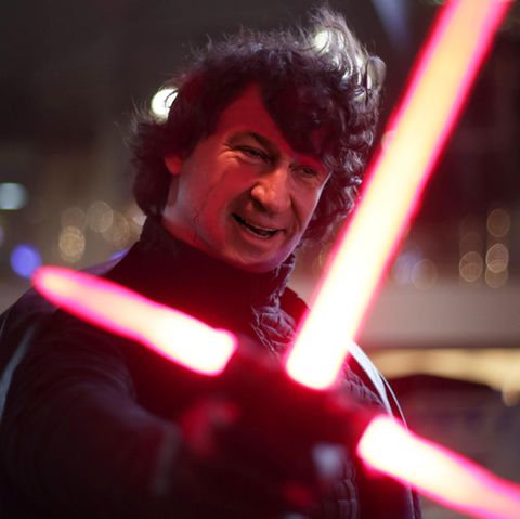 Markus Söder mit einem Jedi-Schwert in der Hand