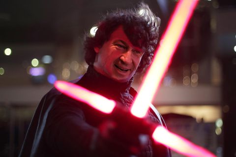 Markus Söder mit einem Jedi-Schwert in der Hand