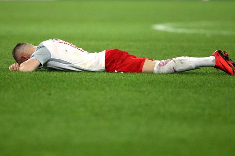 Europa-League: Der Salzburger Christoph Leitgeb liegt am Boden