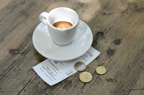 Trinkgeld neben einer Kaffeetasse