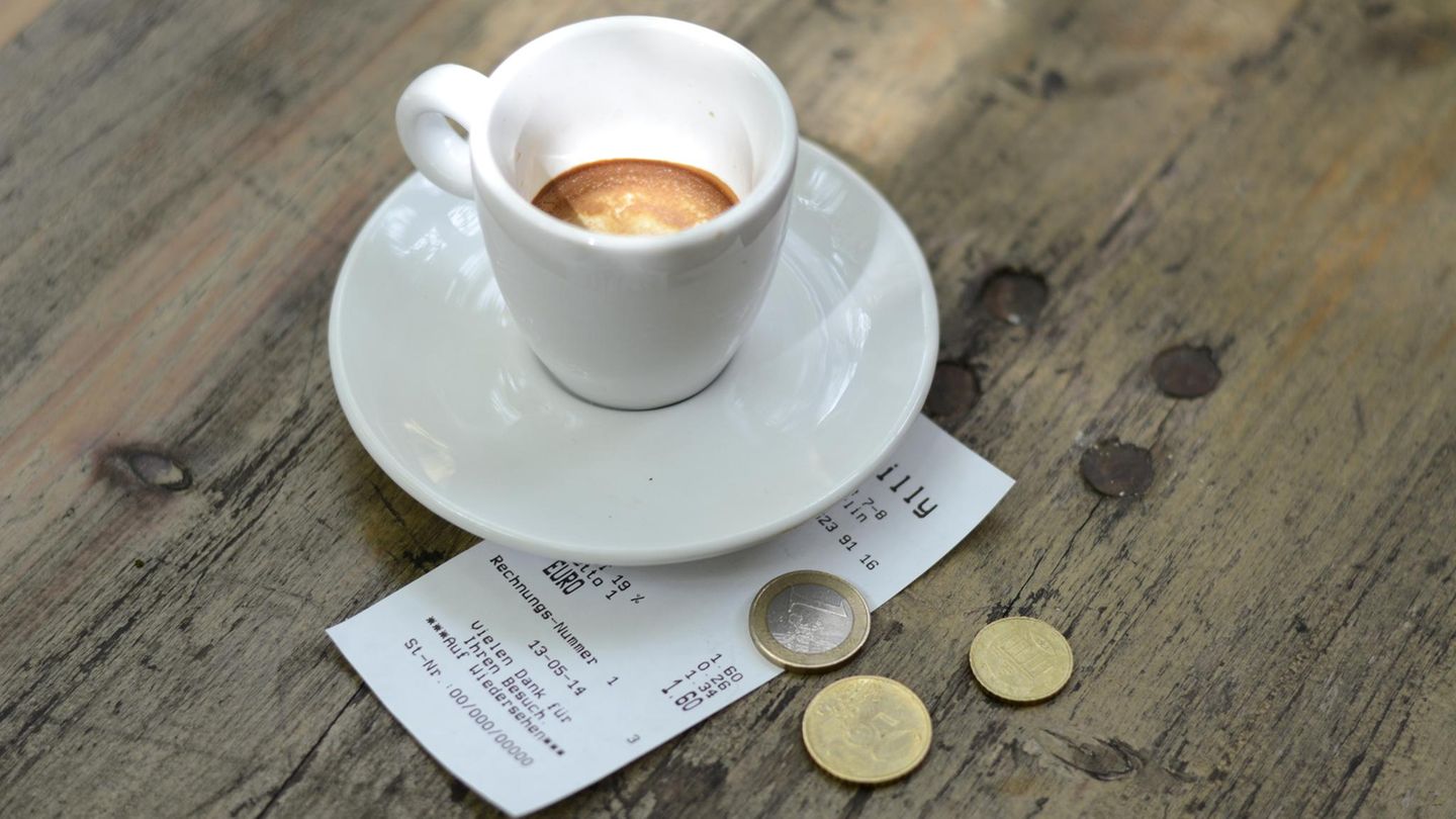 Trinkgeld neben einer Kaffeetasse